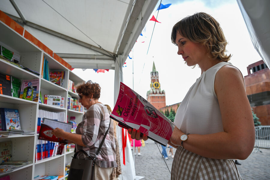 Про дачу, футбол и котиков: 10 самых интересных книг на лето