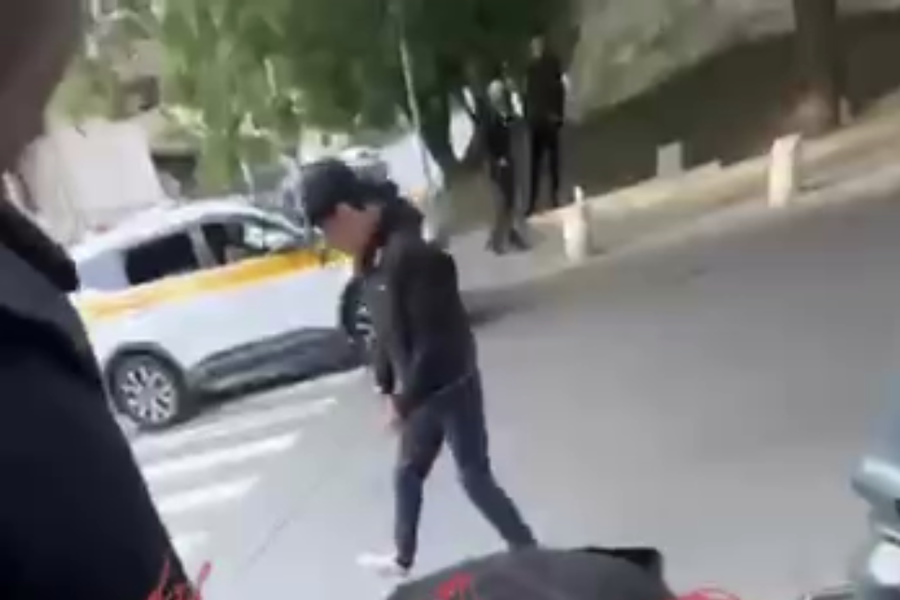 Видео: москвич украл iPhone у человека во время драки на проезжей части